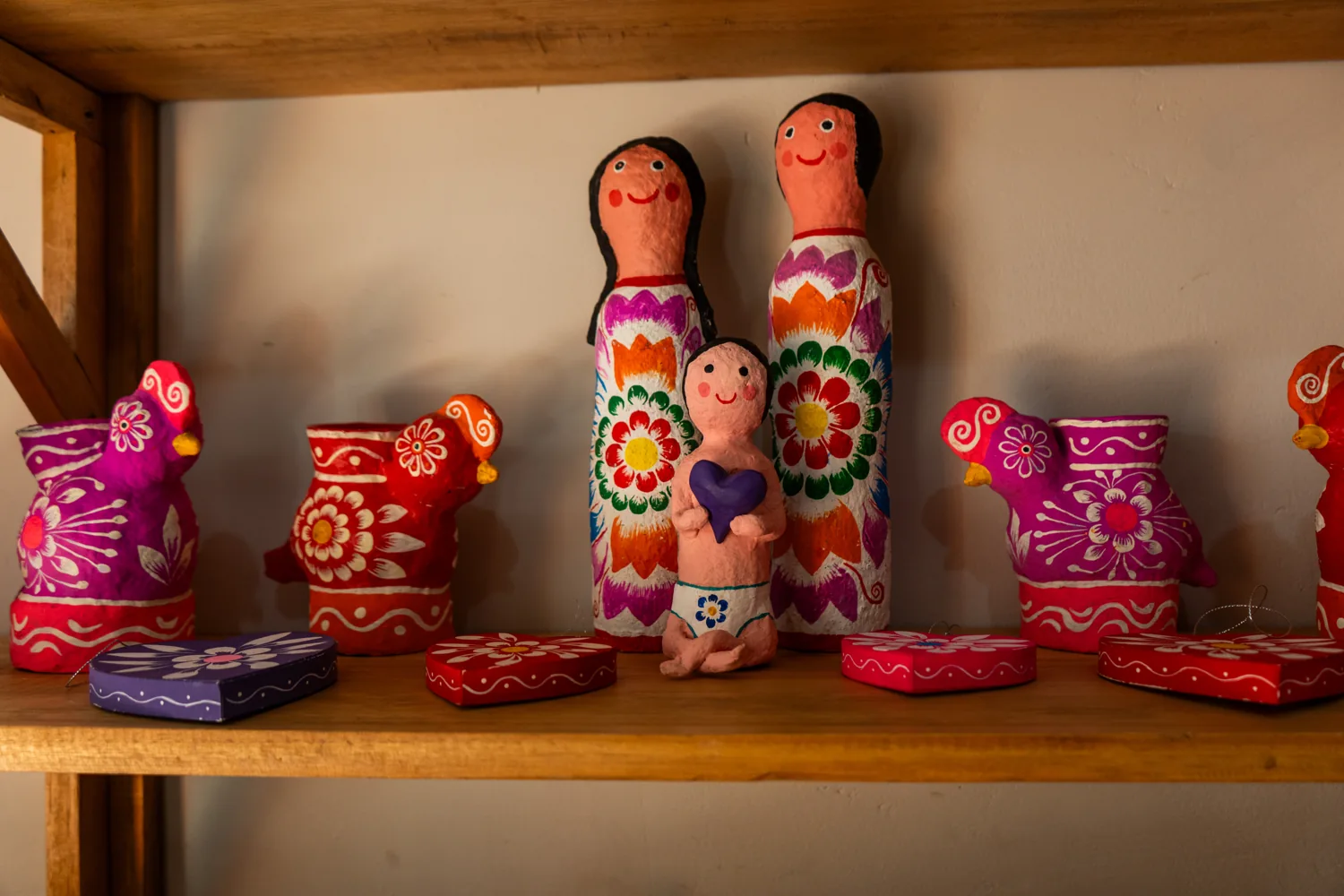 Muñecas y objetos artesanales pintados con flores de colores