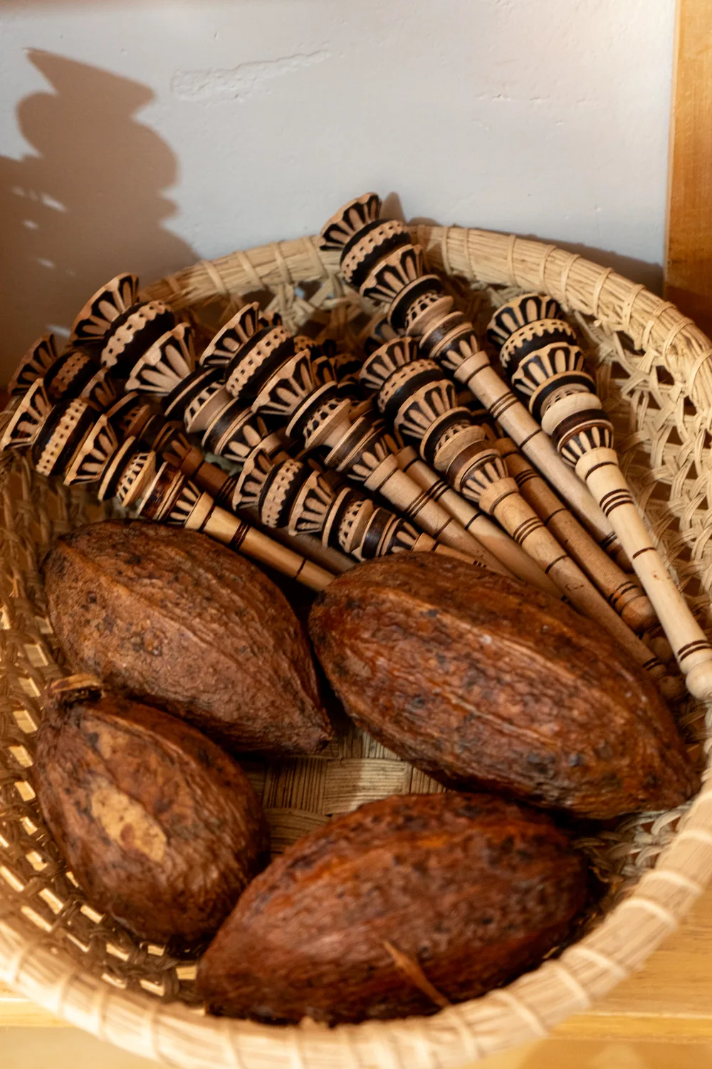 Mazorcas de cacao peruano en una canasta de Venado Azul