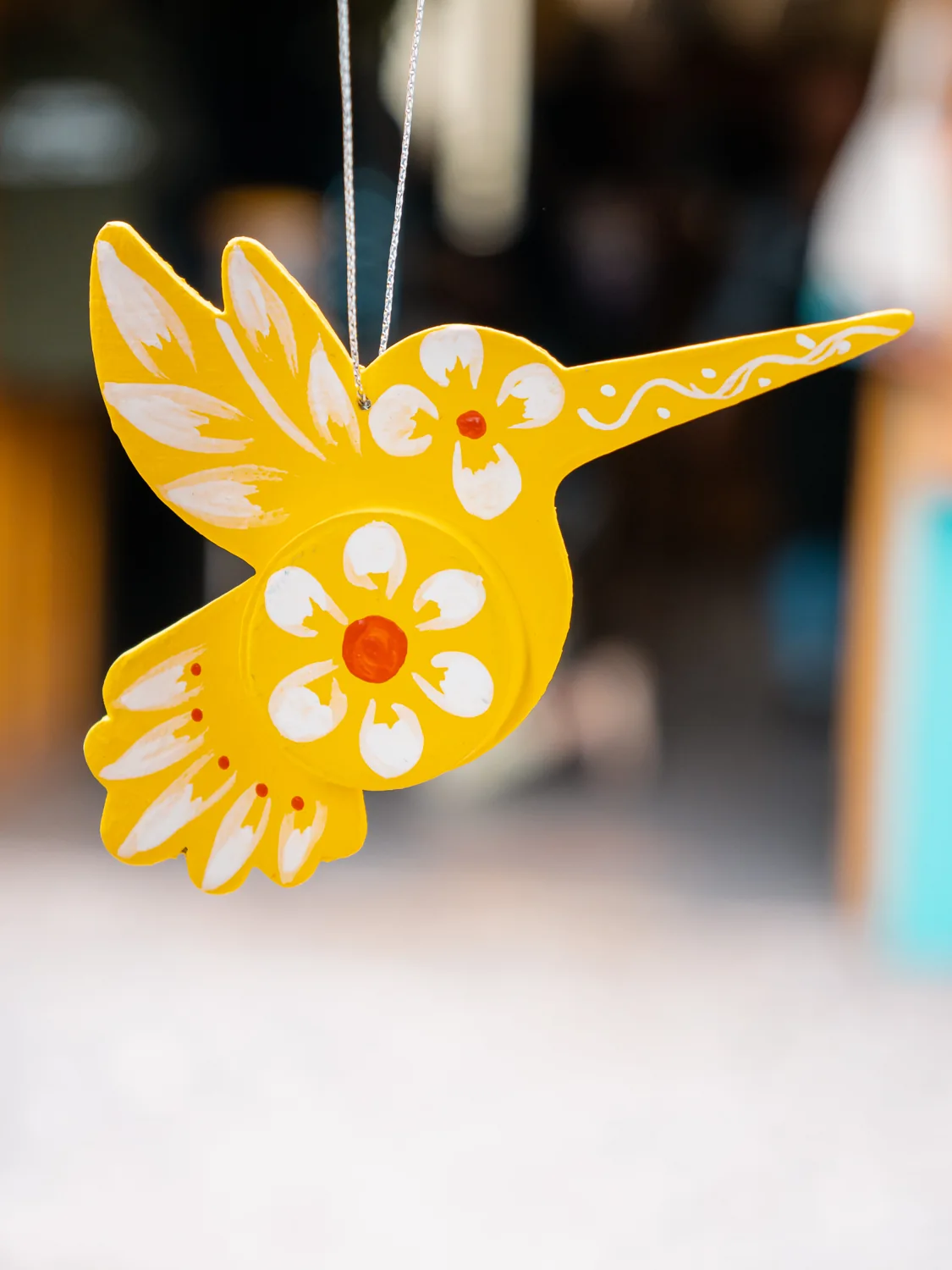 Colibrí amarillo decorado con flores blancas, hecho a mano