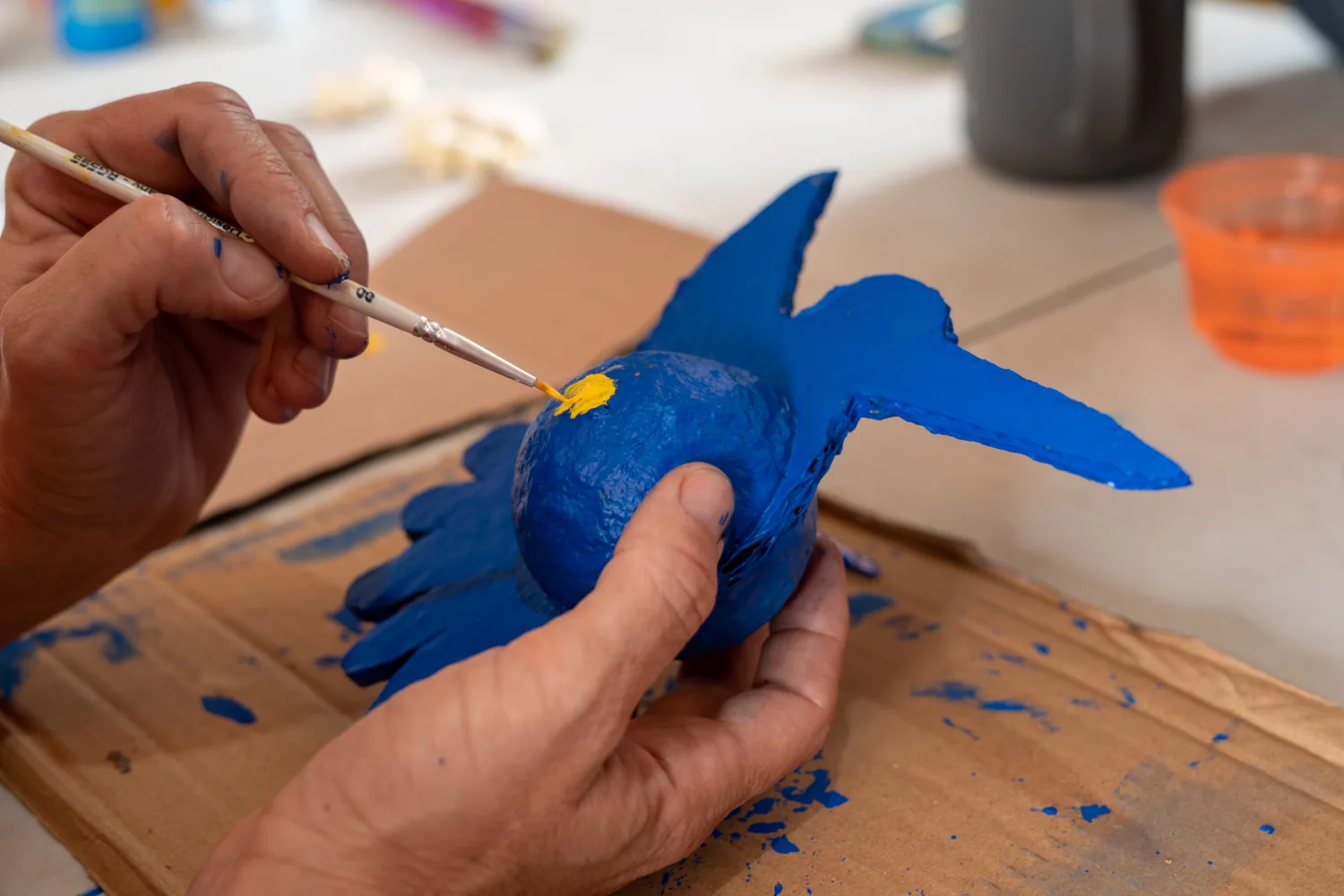 Detalle de la pintura a mano de un ave azul