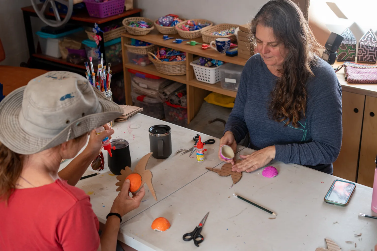Participantes trabajando juntos en un taller de artesanía